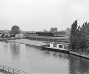 855759 Gezicht op de nieuwe roeiaccomodatie (Verlengde Hoogravenseweg 13-15) aan het Merwedekanaal te Utrecht.